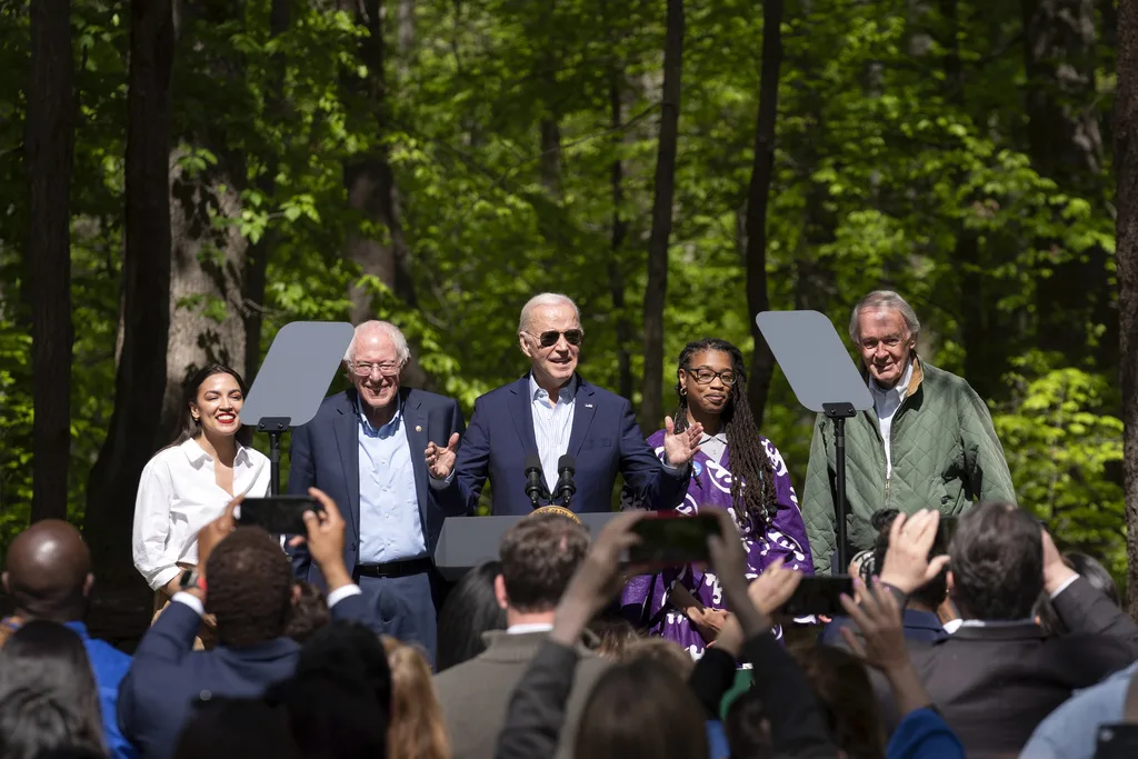 Biden marks Earth Day by announcing $7 billion in solar grants Biden marks Earth Day by announcing $7 billion in solar grants